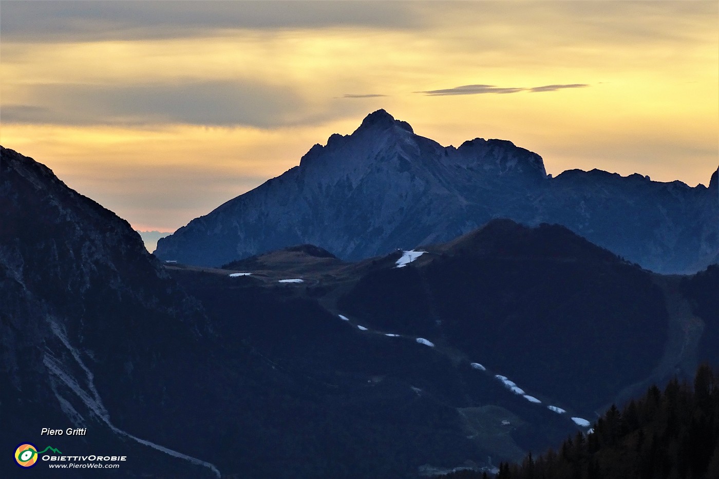 96 Piani di Bobbio con Grignetta nei colori del tramonto.JPG